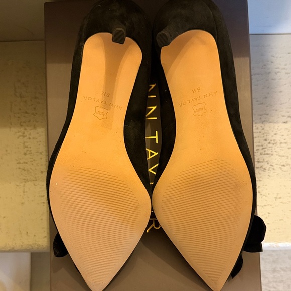 NIB Ann Taylor Mila Black Leather Suede Heels with Floral Detail - Picture 4 of 10